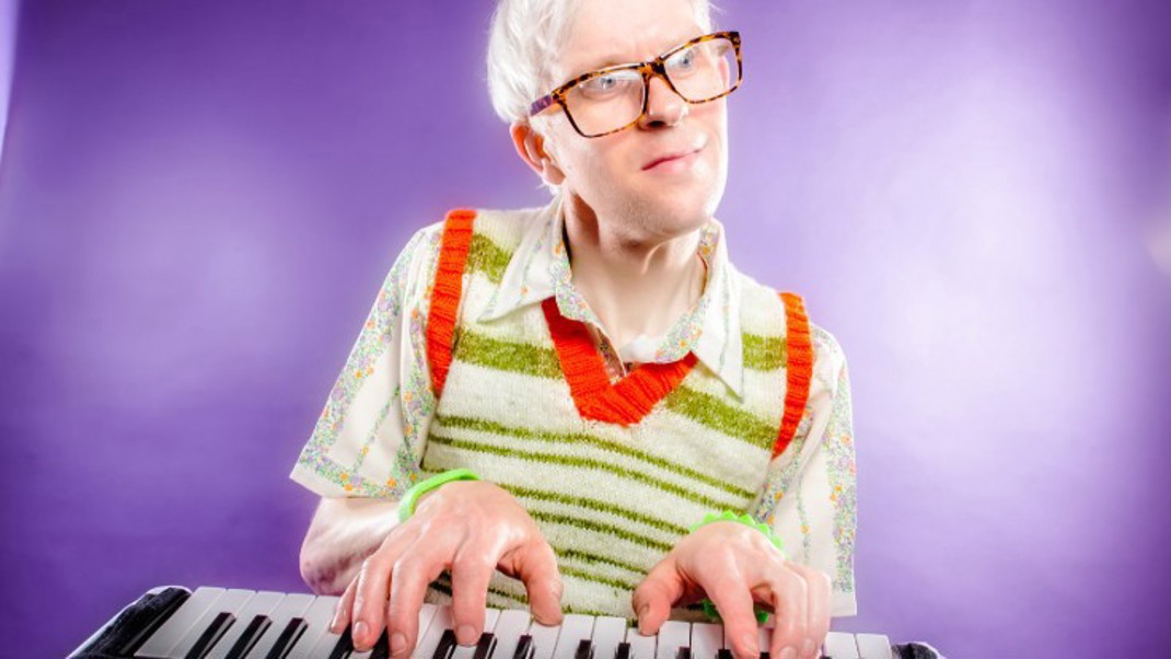 Robert White: 'THAT' Gay Autistic Keyboard Tanktop Comedy Guy!